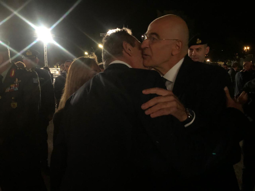 Τα φιλιά και ο διάλογος Δένδια με τον Καμμένο: - Δεν σε γνώρισα – Μετά το κτήριο, άλλαξα κι εγώ