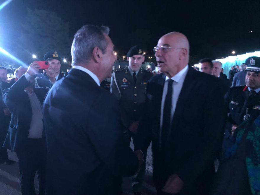 Τα φιλιά και ο διάλογος Δένδια με τον Καμμένο: - Δεν σε γνώρισα – Μετά το κτήριο, άλλαξα κι εγώ