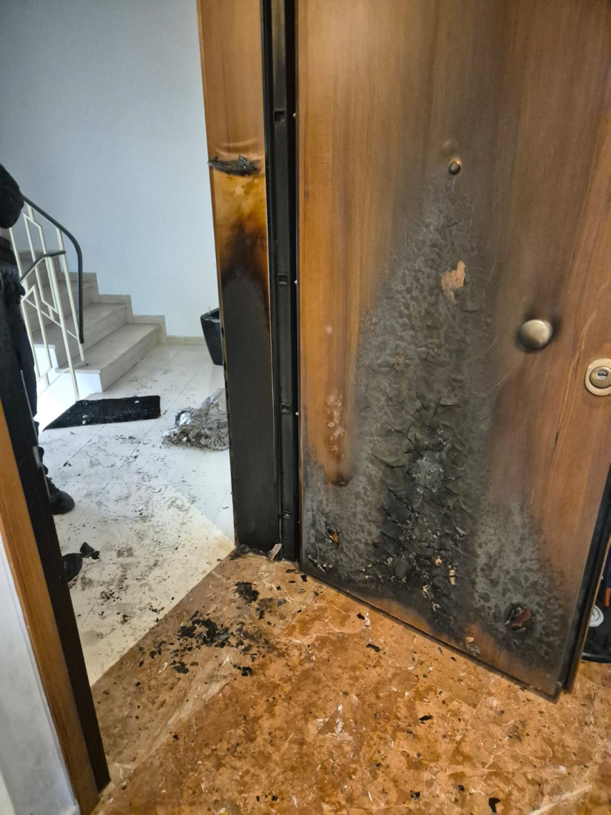 Επίθεση στο πολιτικό γραφείο του υφυπουργού Εξωτερικών Χάρη Θεοχάρη - Πέταξαν μολότοφ στην πόρτα, δείτε φωτογραφίες