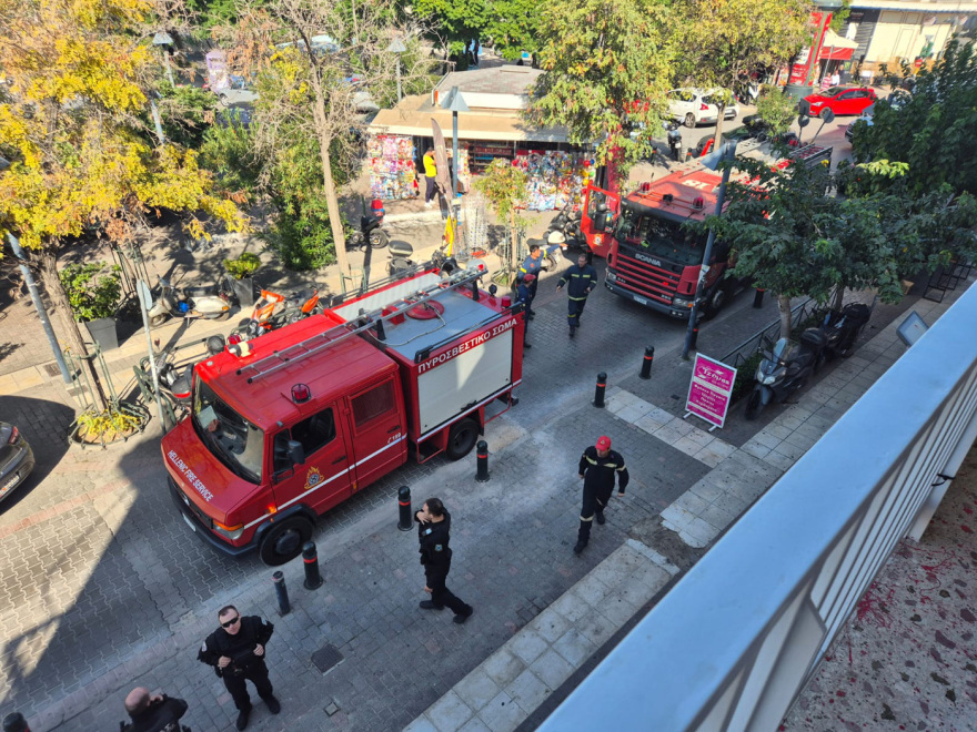 Επίθεση στο πολιτικό γραφείο του υφυπουργού Εξωτερικών Χάρη Θεοχάρη - Πέταξαν μολότοφ στην πόρτα, δείτε φωτογραφίες