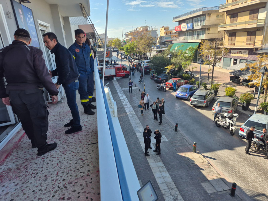 Επίθεση στο πολιτικό γραφείο του υφυπουργού Εξωτερικών Χάρη Θεοχάρη - Πέταξαν μολότοφ στην πόρτα, δείτε φωτογραφίες