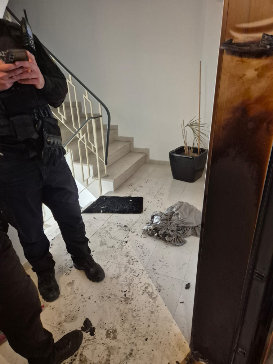 Επίθεση στο πολιτικό γραφείο του υφυπουργού Εξωτερικών Χάρη Θεοχάρη - Πέταξαν μολότοφ στην πόρτα, δείτε φωτογραφίες