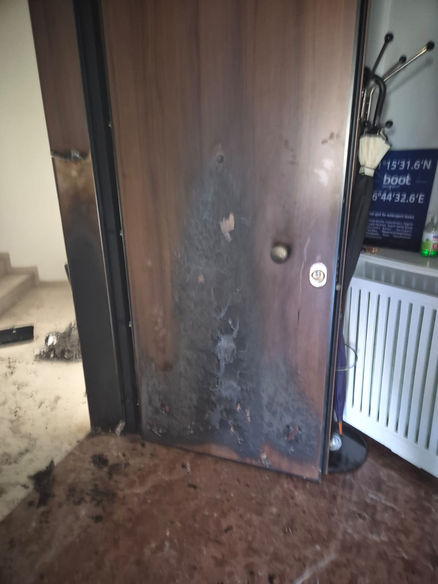 Επίθεση στο πολιτικό γραφείο του υφυπουργού Εξωτερικών Χάρη Θεοχάρη - Πέταξαν μολότοφ στην πόρτα, δείτε φωτογραφίες