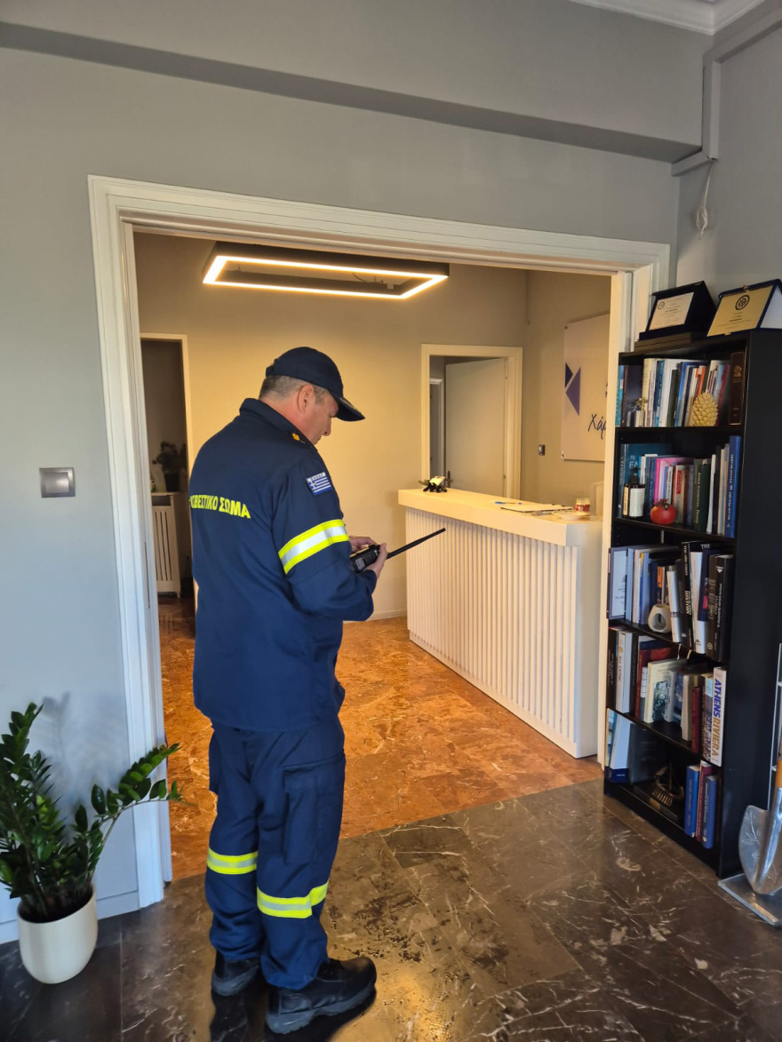 Επίθεση στο πολιτικό γραφείο του υφυπουργού Εξωτερικών Χάρη Θεοχάρη - Πέταξαν μολότοφ στην πόρτα, δείτε φωτογραφίες