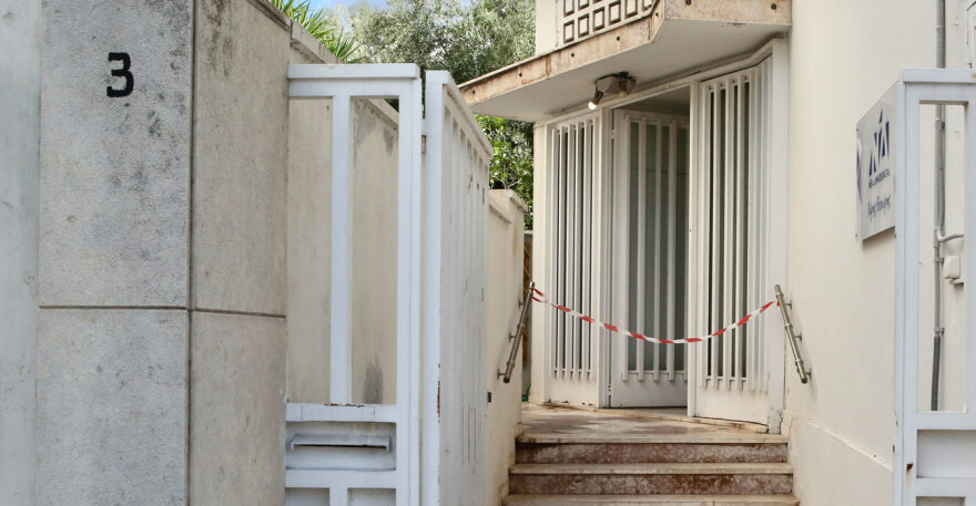 Attack on the political office of Deputy Minister of Foreign Affairs Haris Theoharis - Molotov cocktails were thrown at the door, see photos