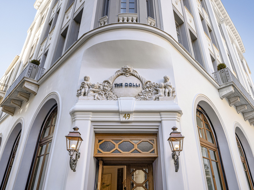 THE DOLLI: Λάμπει με δύο MICHELIN Keys στο Παρίσι και φωτίζει την Αθήνα