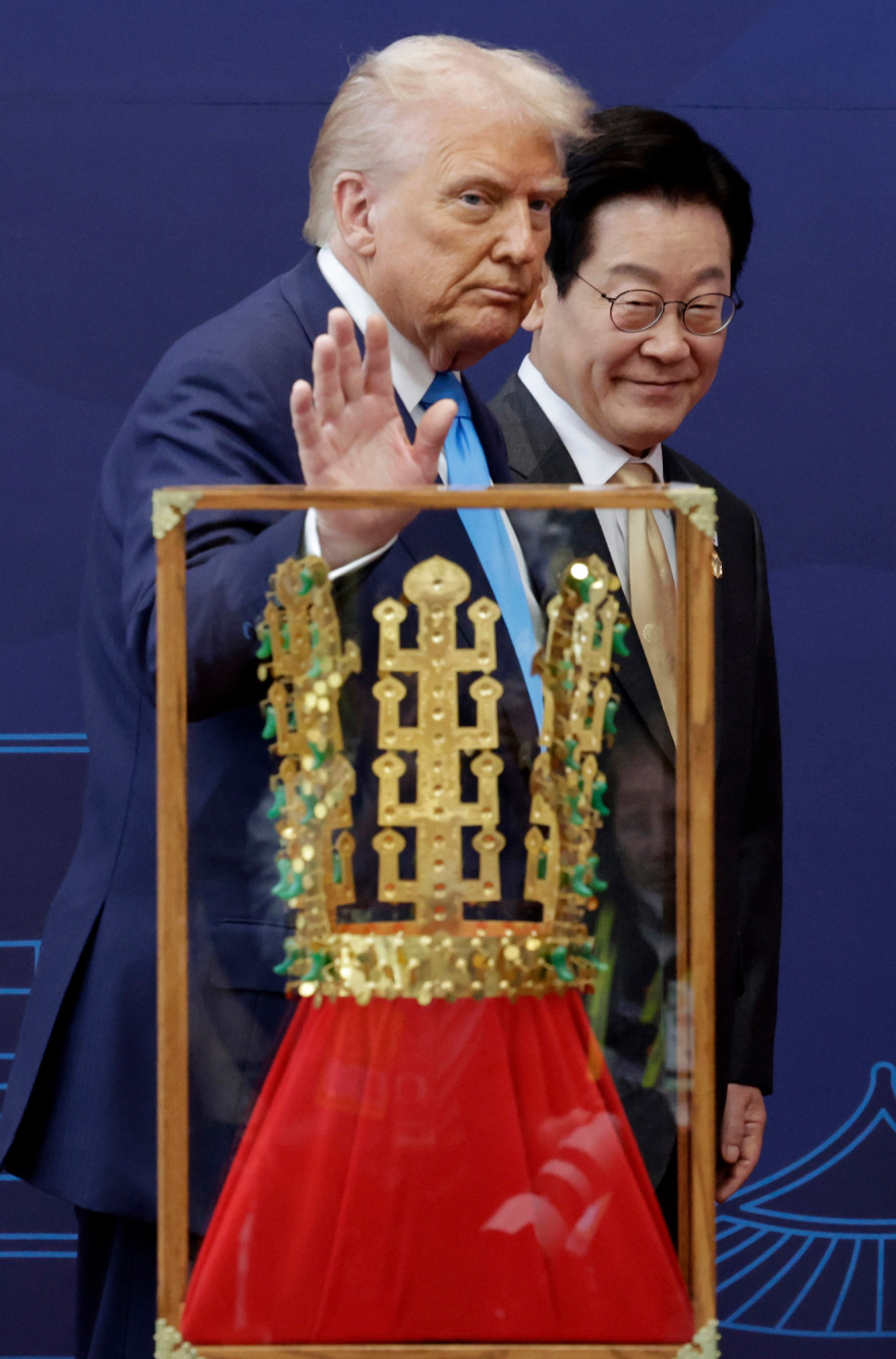 Χορευτές, μπαστούνια γκολφ και χρυσά στέμματα: Η θερμή υποδοχή του Τραμπ στην Ασία, δείτε βίντεο και φωτογραφίες