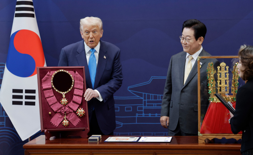 Χορευτές, μπαστούνια γκολφ και χρυσά στέμματα: Η θερμή υποδοχή του Τραμπ στην Ασία, δείτε βίντεο και φωτογραφίες