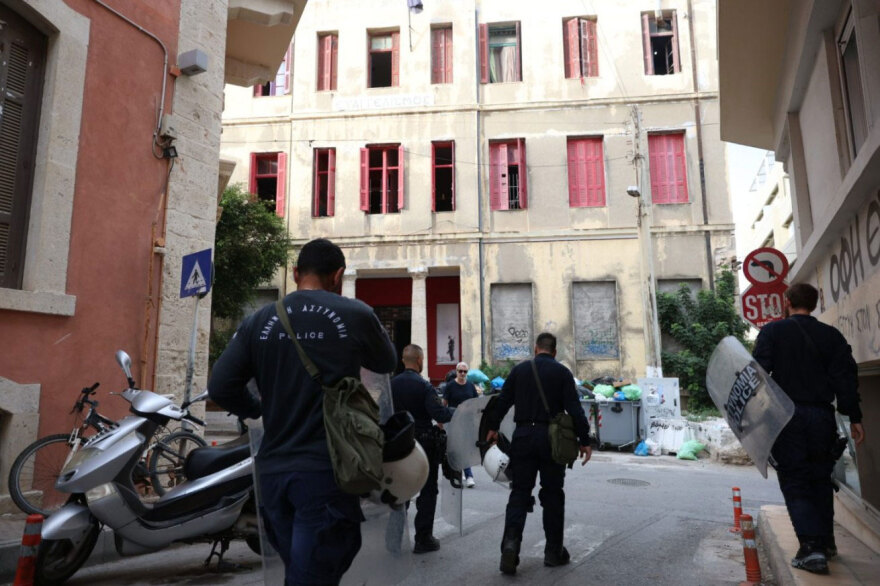 Έφοδος της ΕΛΑΣ στην κατάληψη του Ευαγγελισμού στο Ηράκλειο της Κρήτης - Έξι προσαγωγές για την επίθεση στον Βορίδη