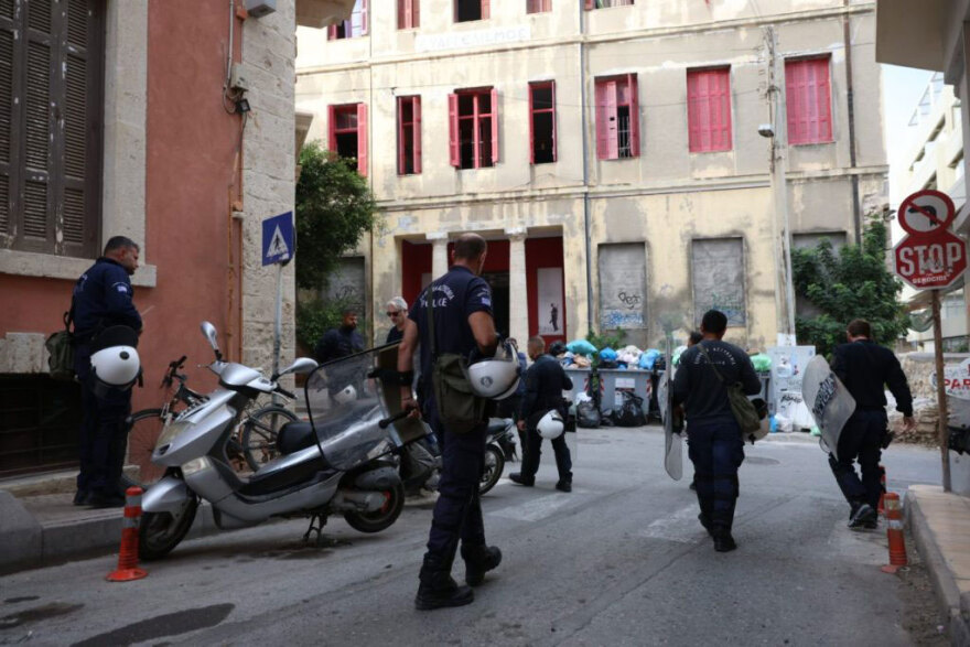 Έφοδος της ΕΛΑΣ στην κατάληψη του Ευαγγελισμού στο Ηράκλειο της Κρήτης - Έξι προσαγωγές για την επίθεση στον Βορίδη