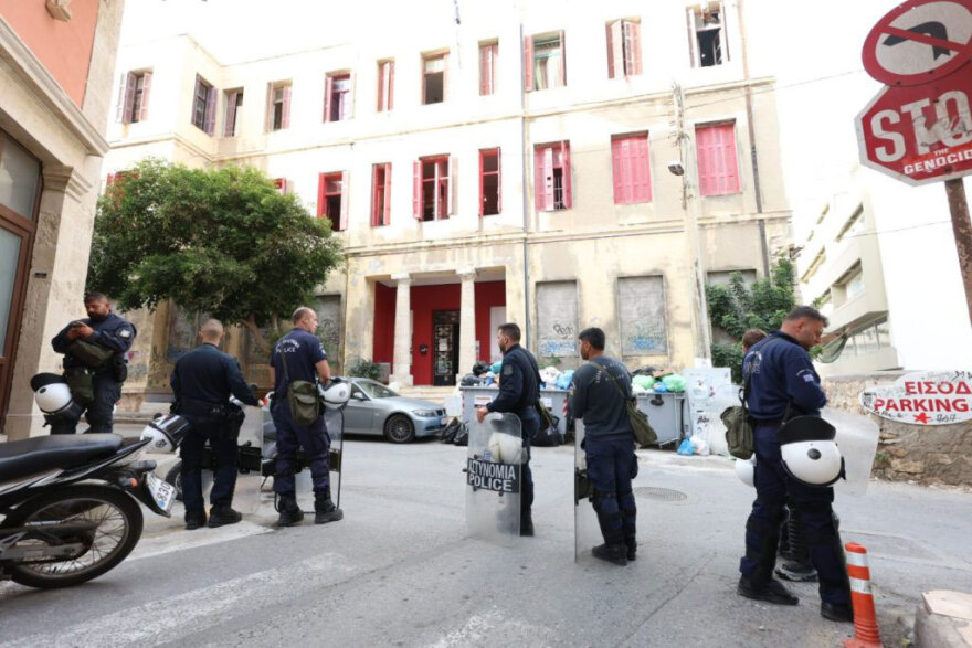 Έφοδος της ΕΛΑΣ στην κατάληψη του Ευαγγελισμού στο Ηράκλειο της Κρήτης - Έξι προσαγωγές για την επίθεση στον Βορίδη