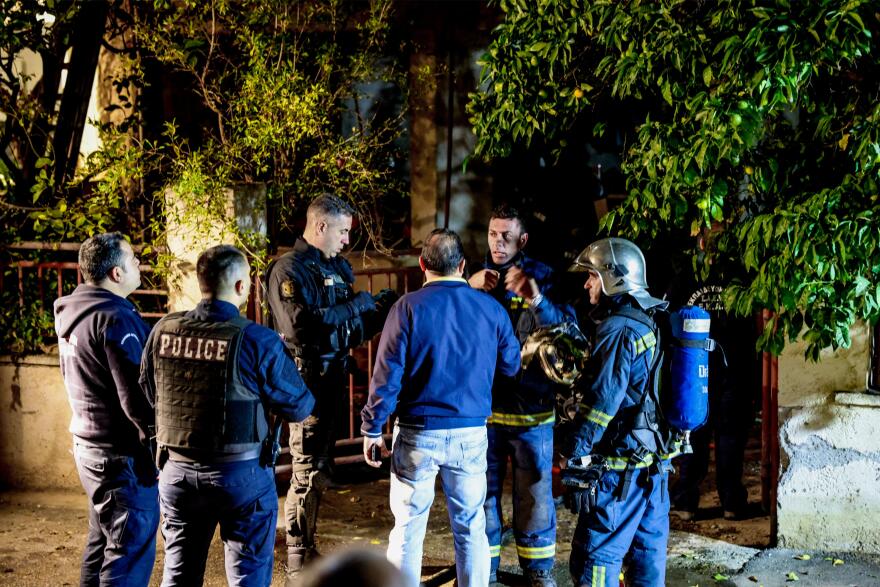 Έβαλε φωτιά και έκαψε την μάνα και τον θείο του σε διαμέρισμα στο Ηράκλειο, ο ένας ήταν με σακούλα στο κεφάλι - Ο δράστης πήδηξε από το μπαλκόνι