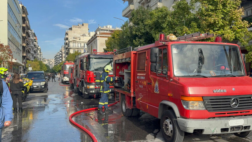 Φωτιά τώρα σε καφετέρια στη Λεωφόρο Νίκης στη Θεσσαλονίκη - Δείτε βίντεο και φωτογραφίες