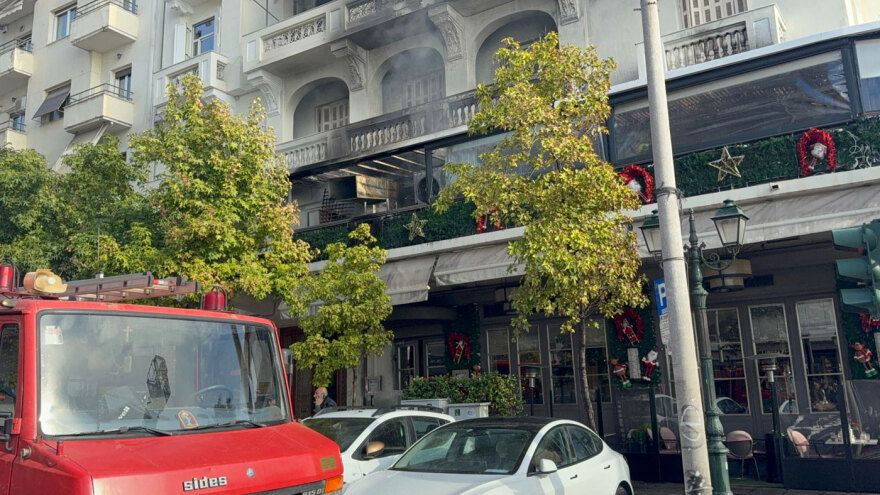 Φωτιά τώρα σε καφετέρια στη Λεωφόρο Νίκης στη Θεσσαλονίκη - Δείτε βίντεο και φωτογραφίες