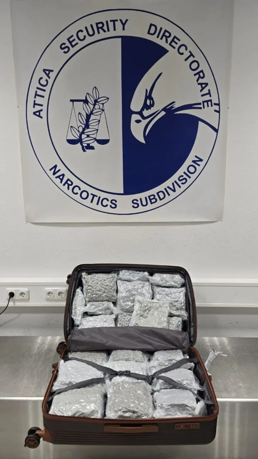 28χρονος προσπάθησε να περάσει 19 κιλά κάνναβης μέσα σε βαλίτσα στο «Ελ. Βενιζέλος» - Δείτε φωτογραφία