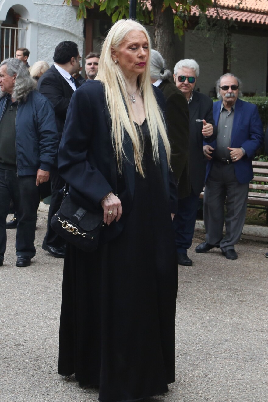 Συγκίνηση στο τελευταίο αντίο στον Γιώργο Νιάρχο - Συντετριμμένες η σύζυγός του, Μάρα Θρασυβουλίδου και η κόρη του