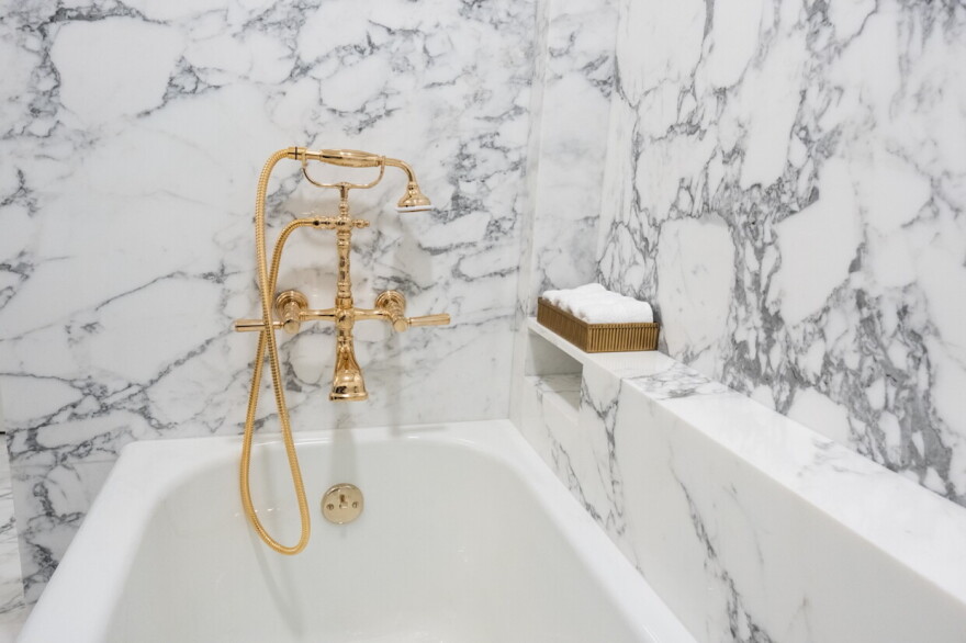 Ο Τραμπ καυχιέται για το νέο του μπάνιο στον Λευκό Οίκο: «Μαρμάρινο και πολυτελές»