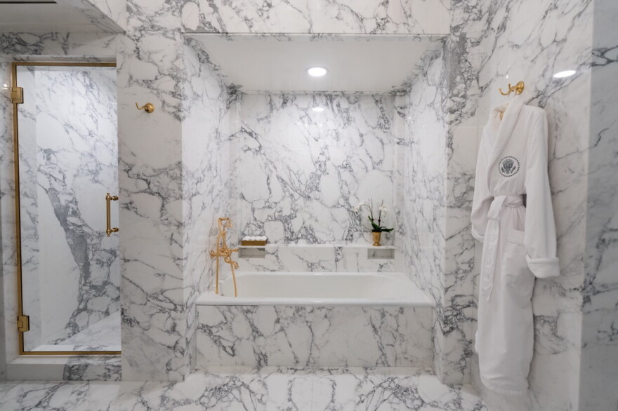 Ο Τραμπ καυχιέται για το νέο του μπάνιο στον Λευκό Οίκο: «Μαρμάρινο και πολυτελές»