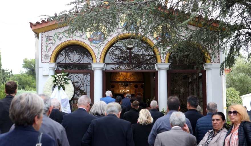 Συγκίνηση στο τελευταίο αντίο στον Γιώργο Νιάρχο - Συντετριμμένες η σύζυγός του, Μάρα Θρασυβουλίδου και η κόρη του