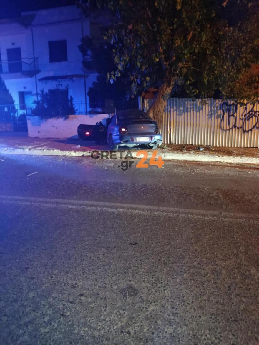 Χανιά: Οδηγός έχασε τον έλεγχο του αυτοκινήτου του και καρφώθηκε σε τοίχο - Δείτε φωτογραφίες