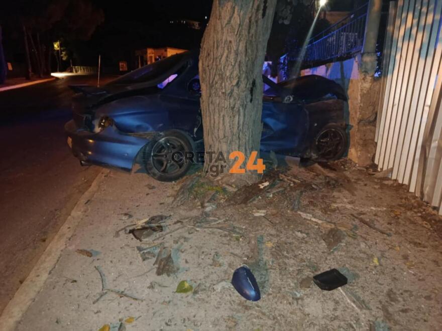 Χανιά: Οδηγός έχασε τον έλεγχο του αυτοκινήτου του και καρφώθηκε σε τοίχο - Δείτε φωτογραφίες