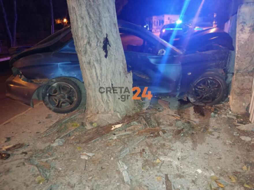 Χανιά: Οδηγός έχασε τον έλεγχο του αυτοκινήτου του και καρφώθηκε σε τοίχο - Δείτε φωτογραφίες