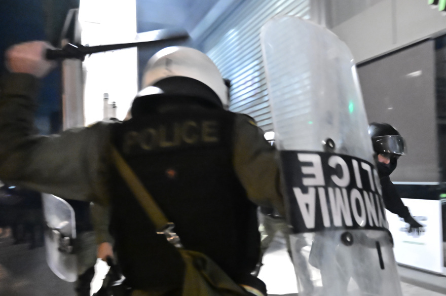 Επεισόδια στα Εξάρχεια σε πορεία για τον θάνατο του αναρχικού από τη βόμβα στους Αμπελόκηπους - Δείτε φωτογραφίες