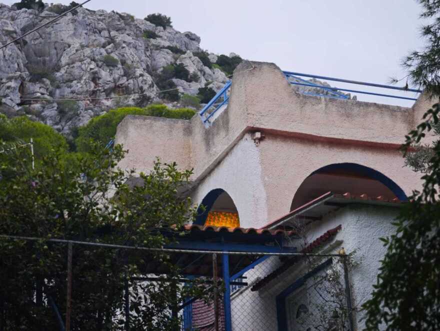 Άγρια δολοφονία ηλικιωμένης στη Σαλαμίνα: Τη χτύπησαν με μπουκάλι στο κεφάλι - Έχει και τραύματα από μαχαίρι στα χέρια της