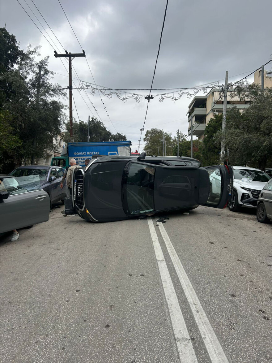 Τροχαίο στα Βριλήσσια, αυτοκίνητο έπεσε πάνω σε άλλο όχημα και ντεραπάρισε στη μέση του δρόμου - Δείτε βίντεο και φωτογραφίες