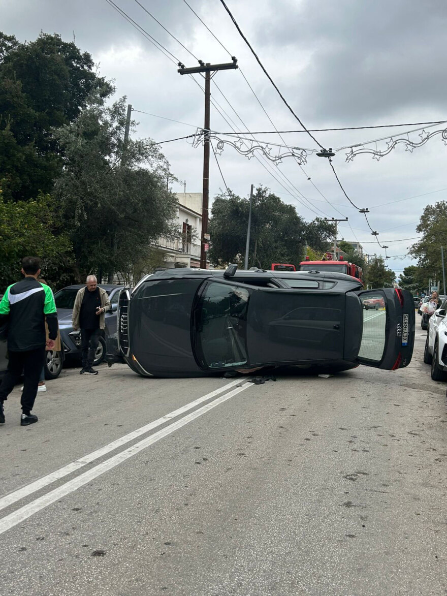 Τροχαίο στα Βριλήσσια, αυτοκίνητο έπεσε πάνω σε άλλο όχημα και ντεραπάρισε στη μέση του δρόμου - Δείτε βίντεο και φωτογραφίες