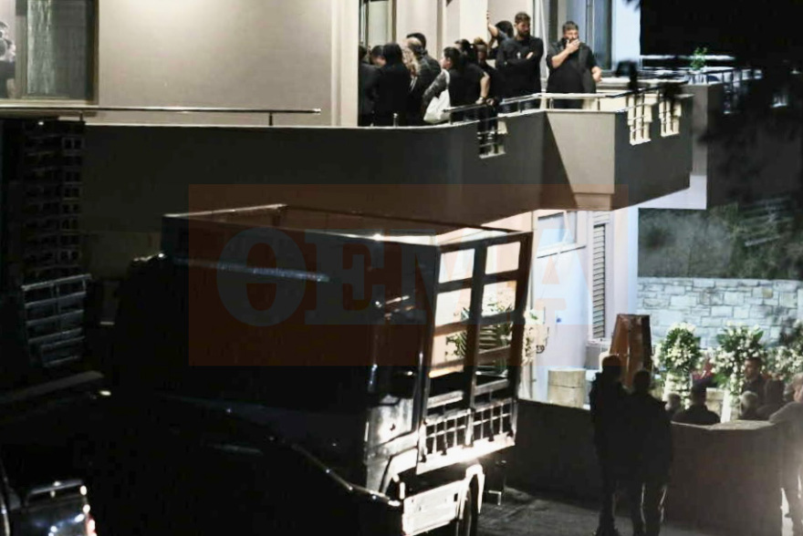 Στα Βορίζια μεταφέρθηκε η σορός του Φανούρη Καργάκη – Ο σπαραγμός της συζύγου του, δείτε βίντεο
