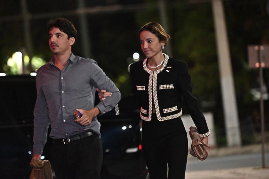 Οι καλεσμένοι της Κίμπερλι Γκιλφόιλ, πολιτικοί και επιχειρηματίες, στον Αργυρό - Δείτε φωτογραφίες και βίντεο