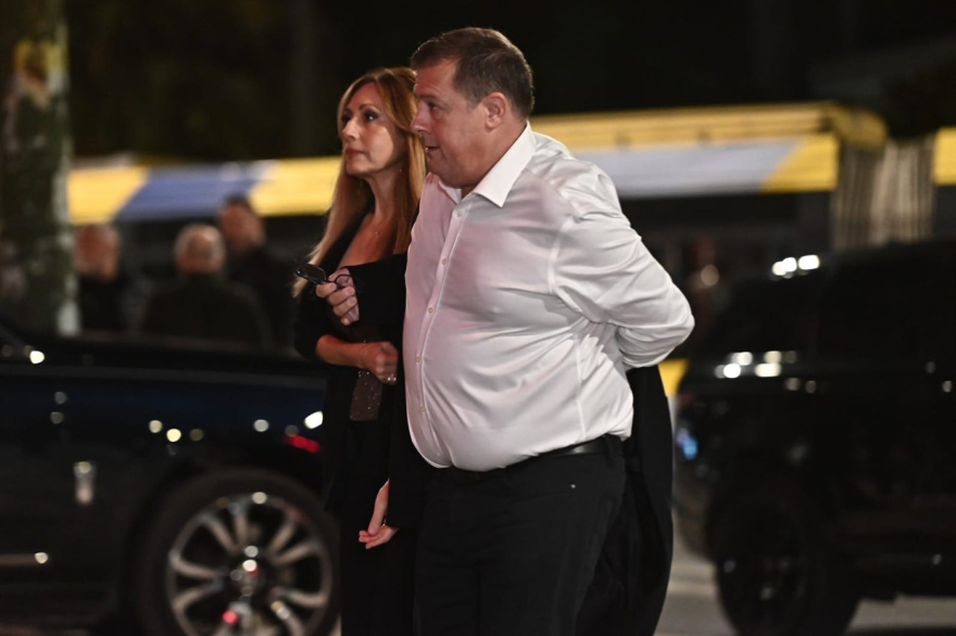 Οι καλεσμένοι της Κίμπερλι Γκιλφόιλ, πολιτικοί και επιχειρηματίες, στον Αργυρό - Δείτε φωτογραφίες και βίντεο