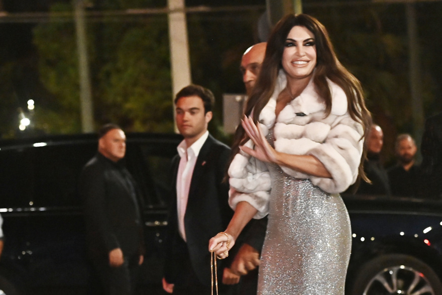 Οι καλεσμένοι της Κίμπερλι Γκιλφόιλ, πολιτικοί και επιχειρηματίες, στον Αργυρό - Δείτε φωτογραφίες και βίντεο