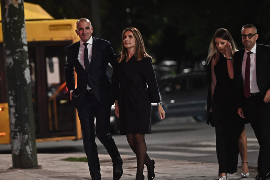 Οι καλεσμένοι της Κίμπερλι Γκιλφόιλ, πολιτικοί και επιχειρηματίες στον Αργυρό - Δείτε φωτογραφίες