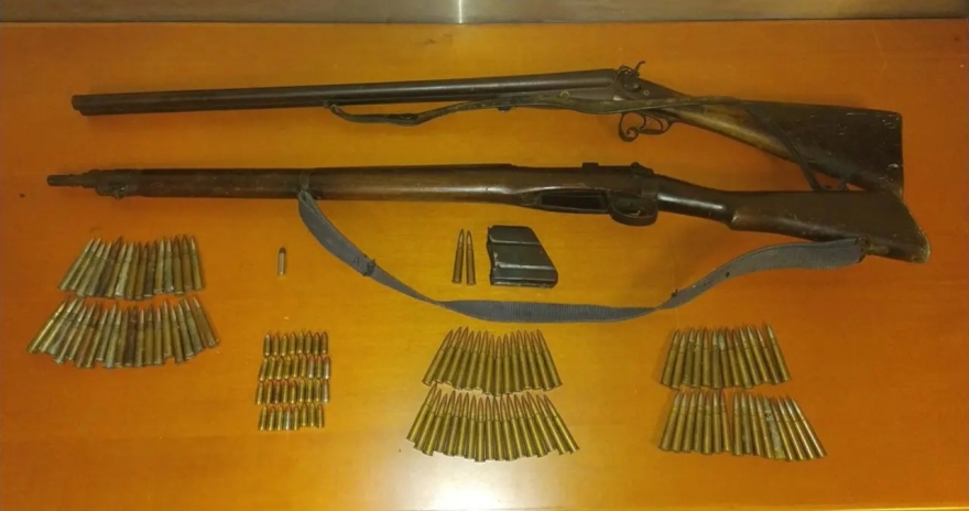 Όπλα, φυσίγγια και μαχαίρια βρήκαν οι αστυνομικοί σε σπίτια στα Βορίζια