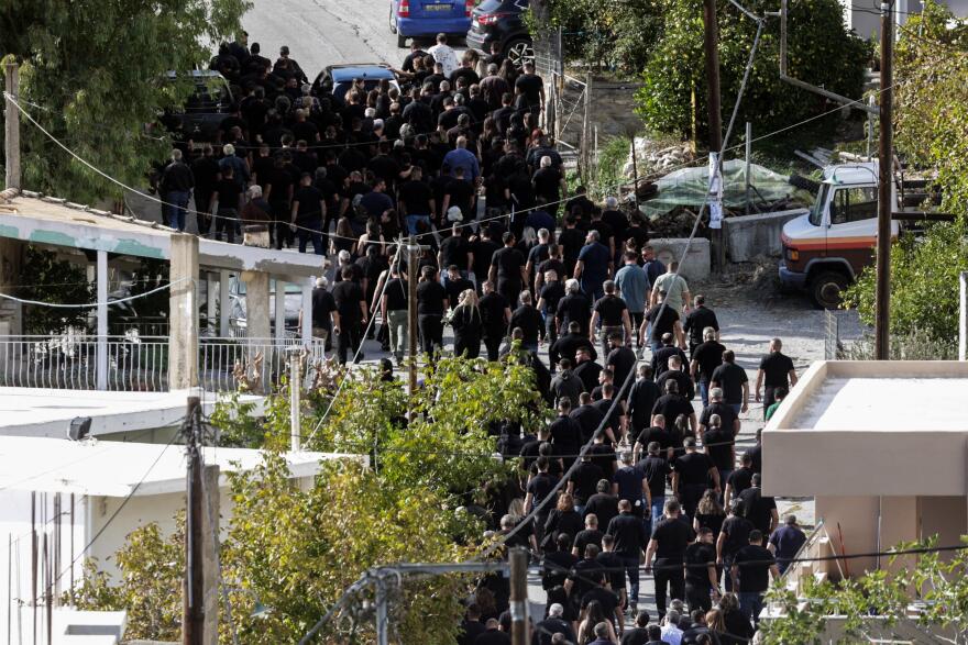 Αναζητεί τρεις νεαρούς η ΕΛΑΣ για το αιματοκύλισμα στα Βορίζια, «εμπλέκονται και άλλοι» λέει η Δημογλίδου