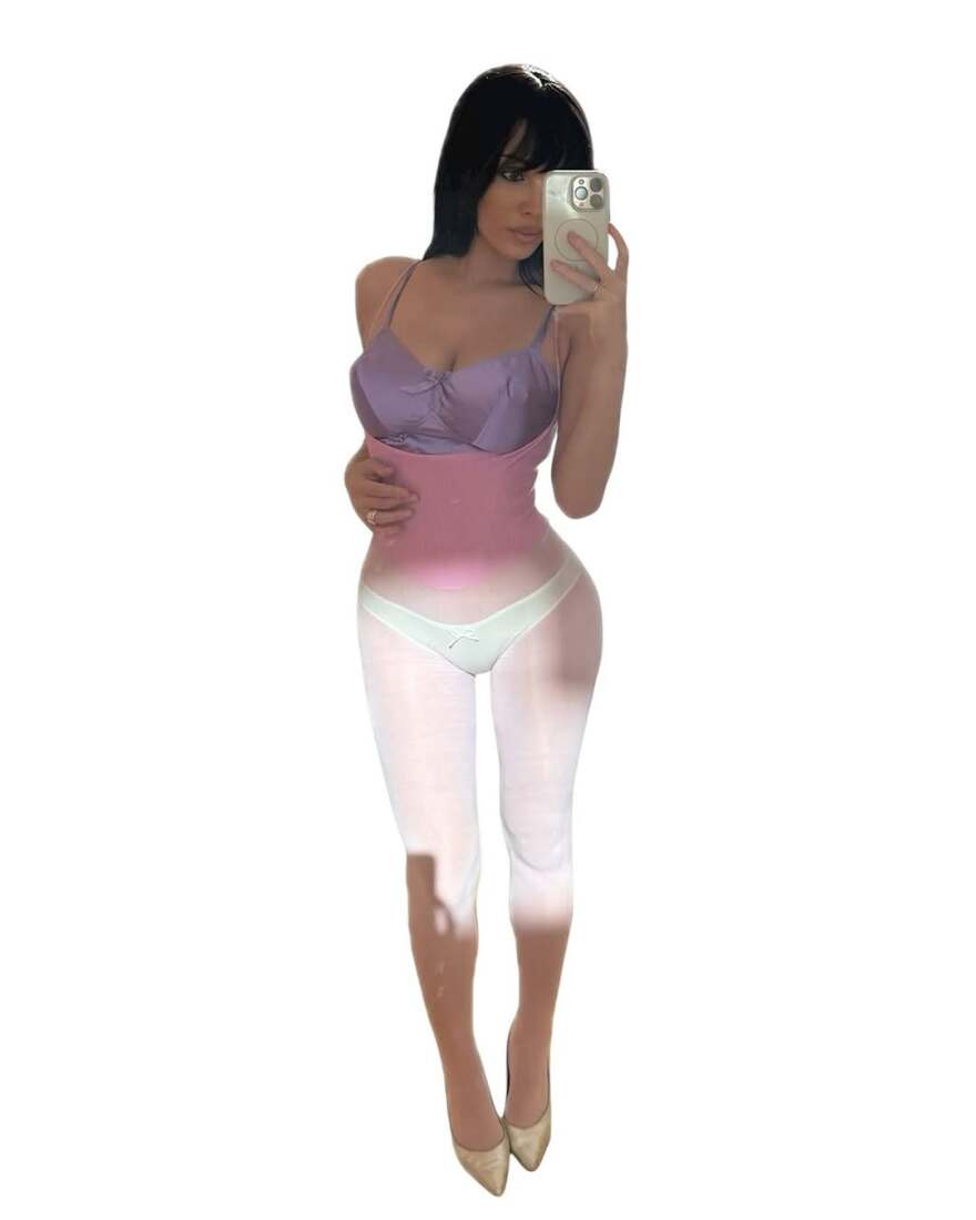 H Μπιάνκα Σενσόρι ετοιμάζεται για... εμπορικό πόλεμο με την Κιμ Καρντάσιαν - Η φωτογραφία με το ψεύτικο μαχαίρι για το Halloween