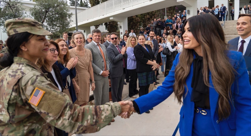 Συνάντηση γνωριμίας της Κίμπερλι Γκιλφόιλ με το προσωπικό της αμερικανικής πρεσβείας - Δείτε φωτογραφίες