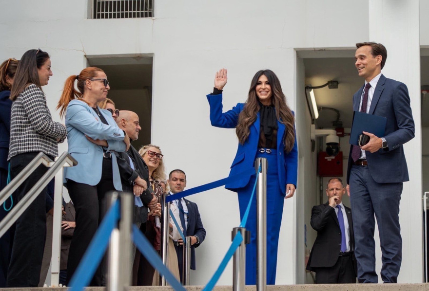 Συνάντηση γνωριμίας της Κίμπερλι Γκιλφόιλ με το προσωπικό της αμερικανικής πρεσβείας - Δείτε φωτογραφίες