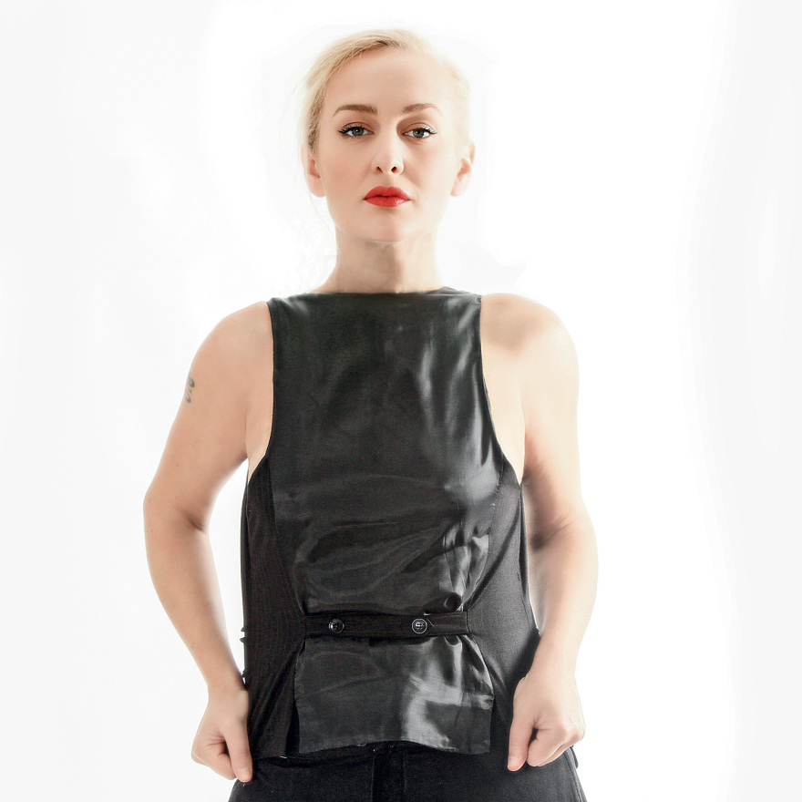 Lia Hide: Μία avant-pop Αθηναία στα Grammy