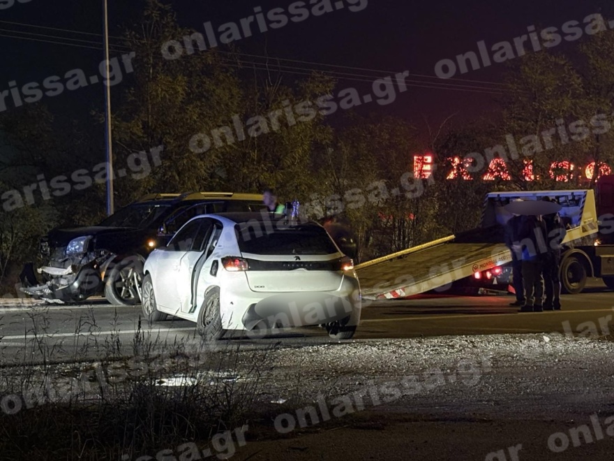Μετωπική σύγκρουση αυτοκινήτων με τέσσερις τραυματίες στη Λάρισα