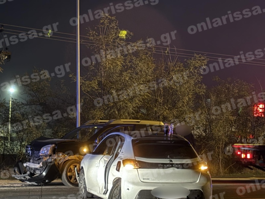 Μετωπική σύγκρουση αυτοκινήτων με τέσσερις τραυματίες στη Λάρισα