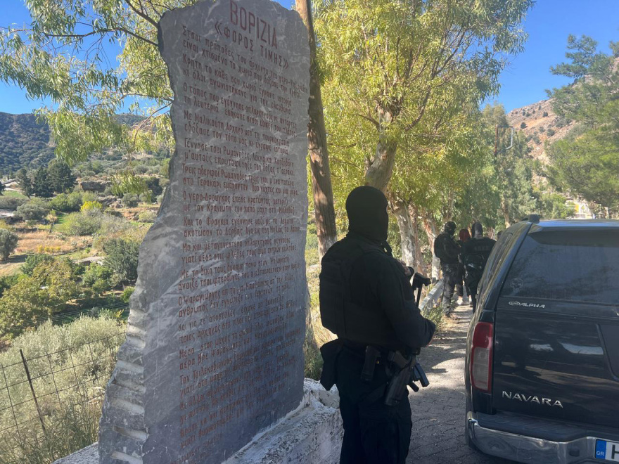 Φρούριο τα Βορίζια για την ανοιχτή κηδεία του 39χρονου - Μπλόκα και έλεγχοι σε διερχόμενα ΙΧ, δείτε εικόνες
