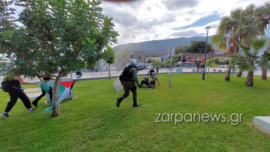 Σούδα: Επεισόδια μεταξύ διαδηλωτών και ΜΑΤ σε συγκέντρωση κατά του κρουαζιερόπλοιου με Ισραηλινούς - Δείτε βίντεο και φωτογραφίες