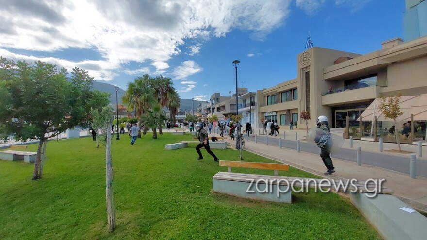 Σούδα: Επεισόδια μεταξύ διαδηλωτών και ΜΑΤ σε συγκέντρωση κατά του κρουαζιερόπλοιου με Ισραηλινούς - Δείτε βίντεο και φωτογραφίες