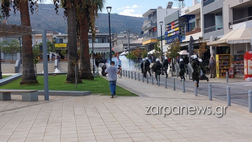 Σούδα: Επεισόδια μεταξύ διαδηλωτών και ΜΑΤ σε συγκέντρωση κατά του κρουαζιερόπλοιου με Ισραηλινούς - Δείτε βίντεο και φωτογραφίες