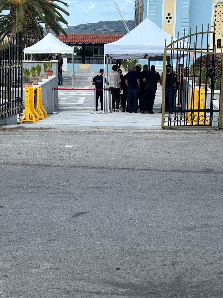 Θρήνος στην κηδεία της Ευαγγελίας Φραγκιαδάκη - Όσο αφήνουμε το αίμα να κυλά, ο τόπος μας μαυρίζει, το μήνυμα του ιερέα