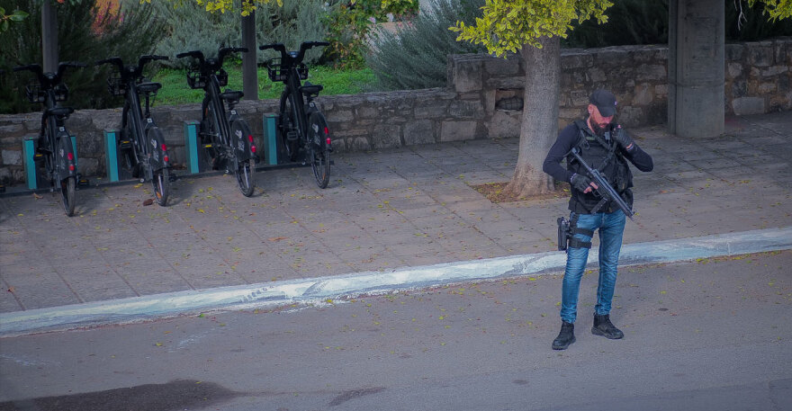 Θρήνος στην κηδεία της Ευαγγελίας Φραγκιαδάκη - Όσο αφήνουμε το αίμα να κυλά, ο τόπος μας μαυρίζει, το μήνυμα του ιερέα