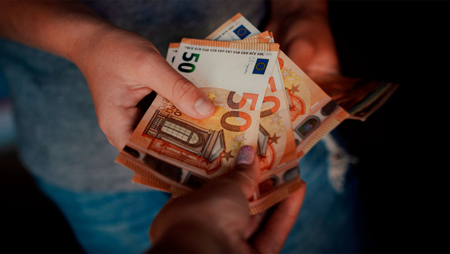 Tα έσοδα από φόρους θα κρίνουν τις νέες παροχές σε επιχειρήσεις και νοικοκυριά, τι σχεδιάζεται για φοροελαφρύνσεις και ασφαλιστικές εισφορές
